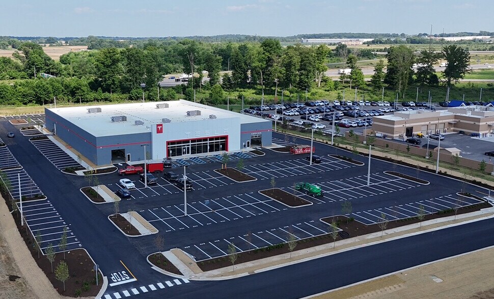 Primary Photo Of 5290 Claybrooke Commons Dr, Indianapolis Auto Dealership For Sale