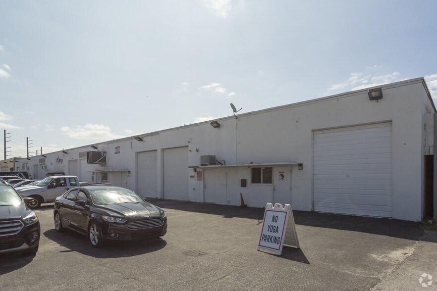 More Photos Of 5764-5806 Commerce Ln, South Miami Showroom For Lease