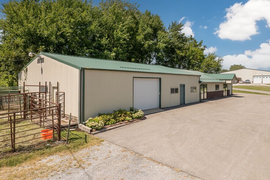More Photos Of 1302 W US Highway 71, Savannah Industrial For Sale