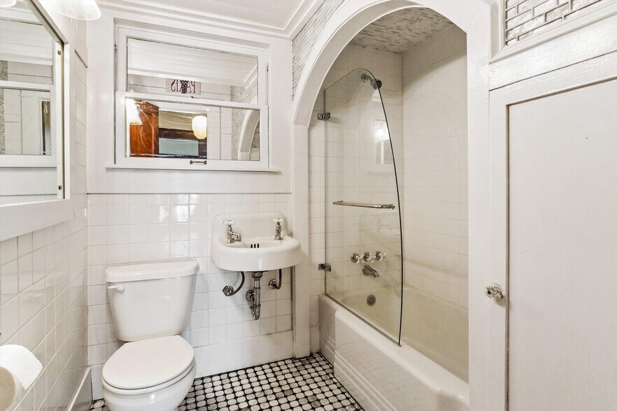 More Photos Of 1116 Lamar Ave, Paris Office For Sale