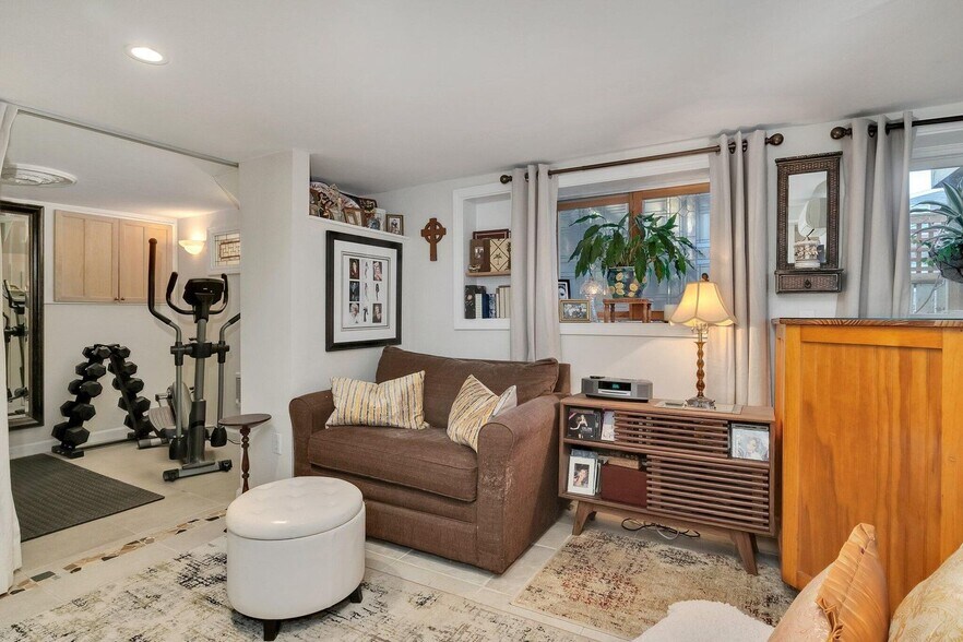 More Photos Of 139 A Bradford St, Provincetown Storefront Retail Residential For Sale