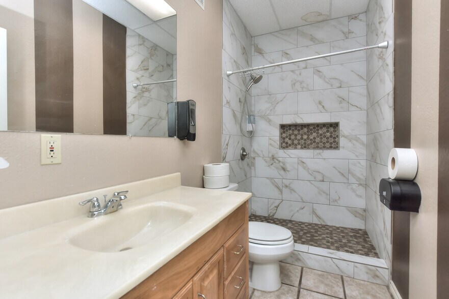 More Photos Of 4159 E University Ave, Georgetown Light Manufacturing For Sale