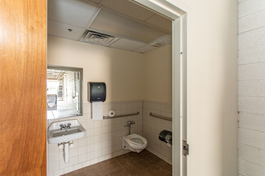 More Photos Of 2200 5th St, Wichita Falls Warehouse For Lease