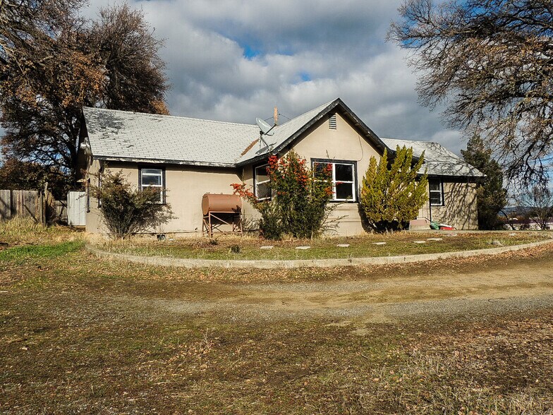 More Photos Of 1329 Todd Rd Ext, Lakeport Flex For Sale
