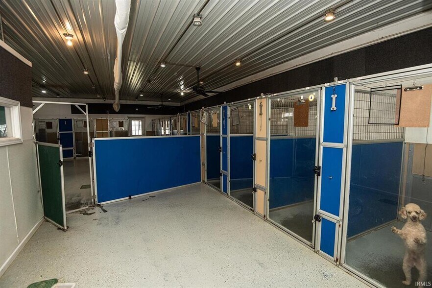 More Photos Of 433 S Hickory Corner Rd, Vincennes Veterinarian Kennel For Sale