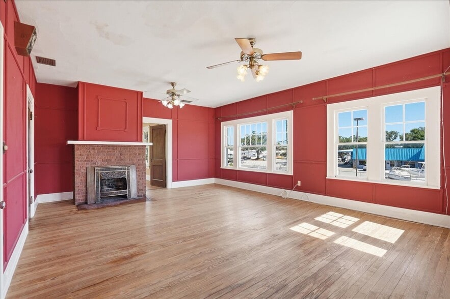 More Photos Of 337 8th Ave W, Palmetto Restaurant For Sale