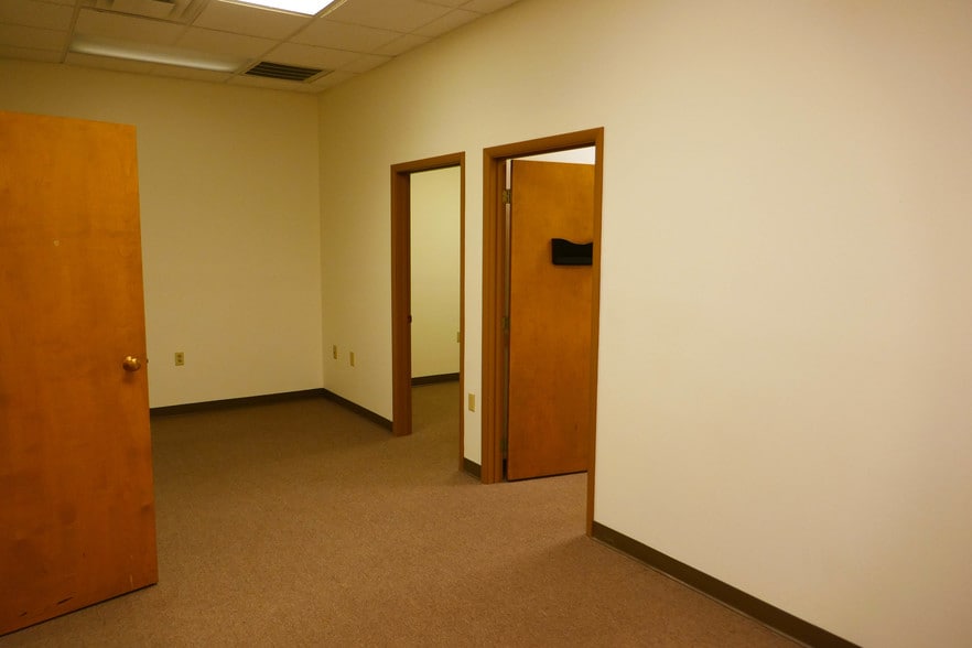 More Photos Of 10427 Cogdill Rd, Knoxville Light Distribution For Lease