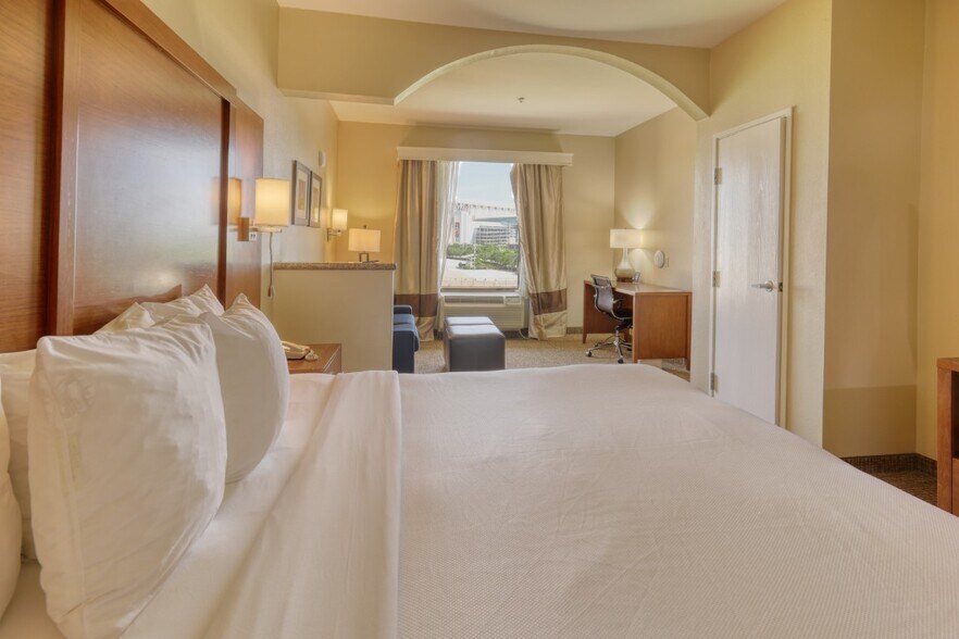 More Photos Of 1055 McNee Rd, Houston Hotel For Sale