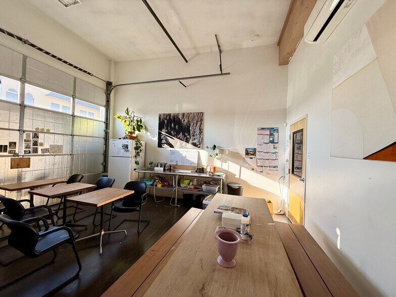 More Photos Of 923-935 SE Hawthorne Blvd, Portland Showroom For Sale