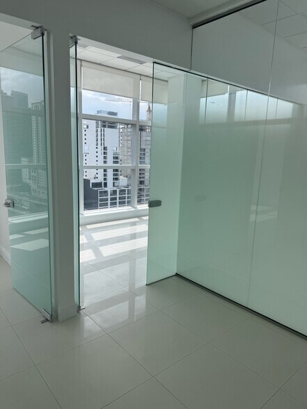 More Photos Of 175 SW 7th St, Miami Medical For Sale