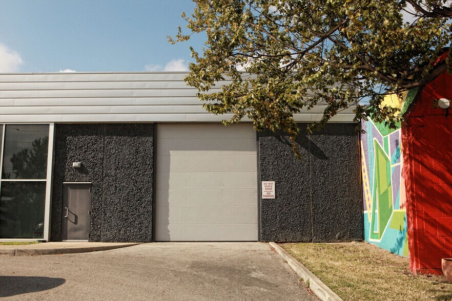 More Photos Of 817 E 4th St, Tulsa Showroom For Sale