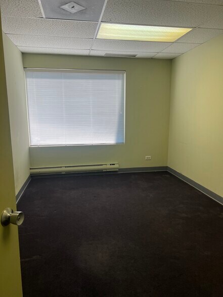 More Photos Of 11-21 N Skokie Hwy, Lake Bluff Office For Lease