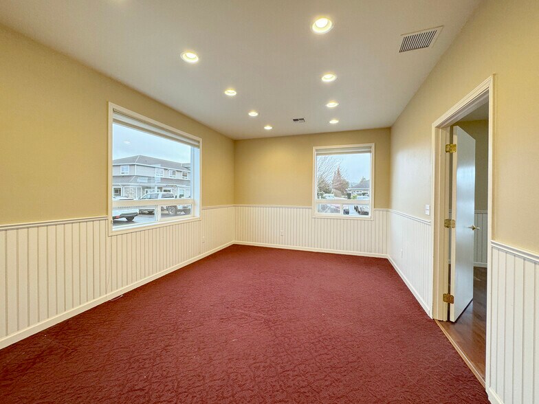 More Photos Of 542-544 N 5th Ave, Sequim Medical For Sale