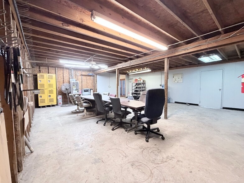 More Photos Of 701 SW 1st St, Oak Grove Industrial For Lease