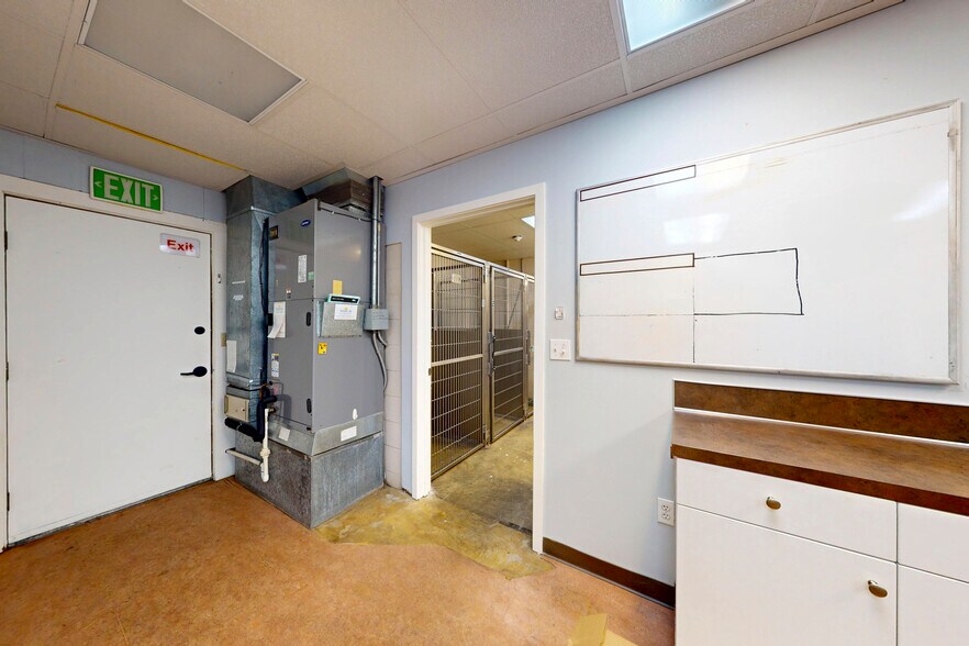 More Photos Of 7447 Martin Way E, Lacey Veterinarian Kennel For Sale
