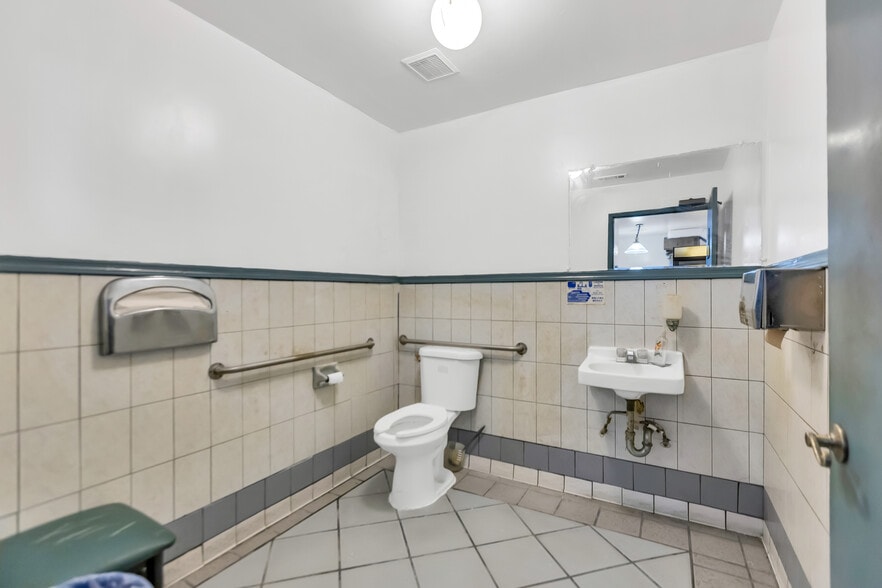 More Photos Of 3116 Stockton Blvd, Sacramento Restaurant For Sale