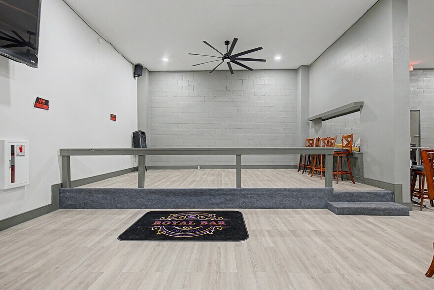 More Photos Of 102 W 4th St, Hearne Storefront For Sale