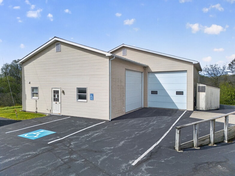 More Photos Of 5585 MacArthur Rd, Whitehall Showroom For Sale