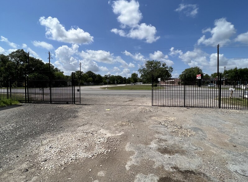 More Photos Of 422 W Gulf Bank Rd, Houston Warehouse For Sale