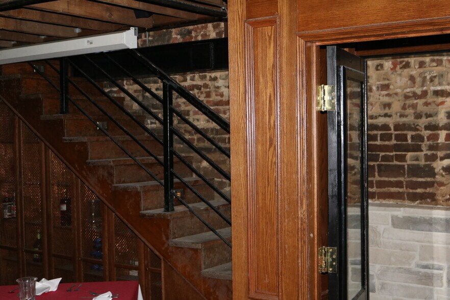 More Photos Of 111 E Erwin St, Tyler Storefront Retail Office For Lease