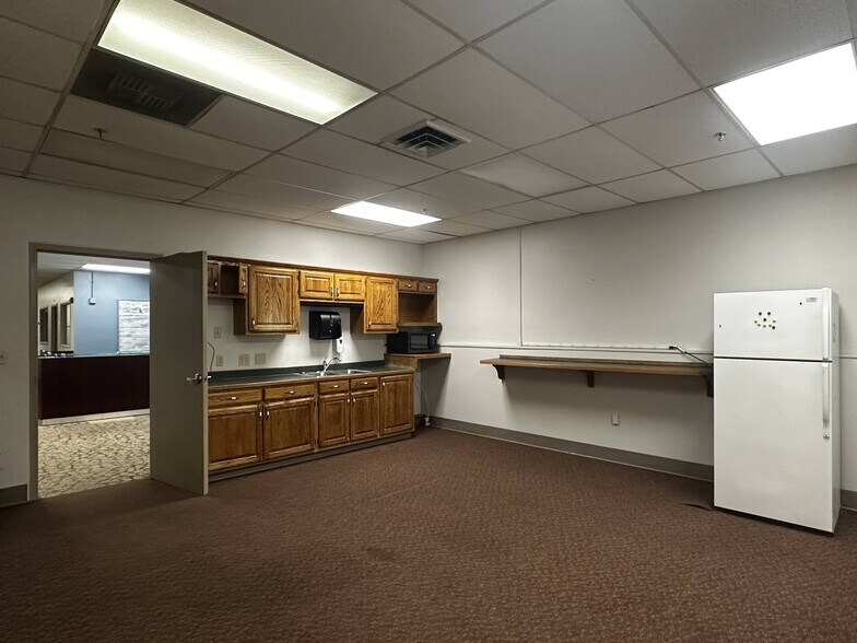 More Photos Of 400-500 Grand Ave, Joplin Office For Lease