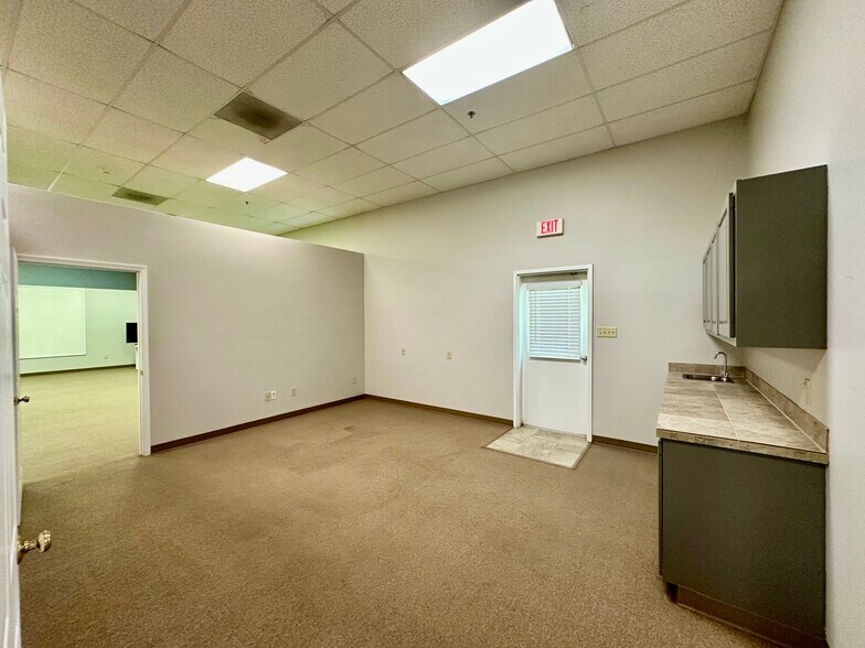 More Photos Of 807 Monroe St, Clinton Office For Sale