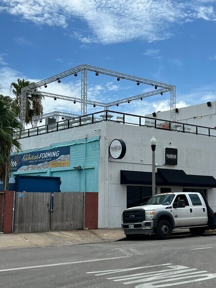 More Photos Of 326 N Chaparral St, Corpus Christi Freestanding For Lease