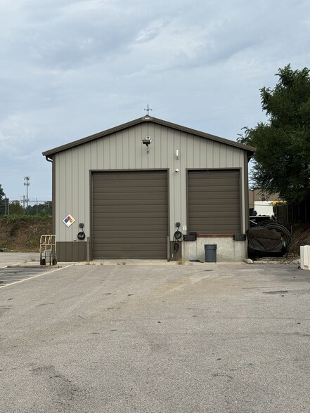 More Photos Of 7013 Sands Rd, Crystal Lake Truck Terminal For Lease