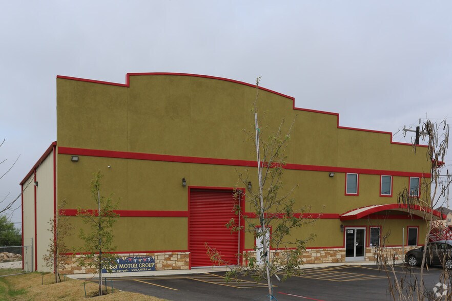 More Photos Of 15030 Tradesman, San Antonio Distribution For Lease