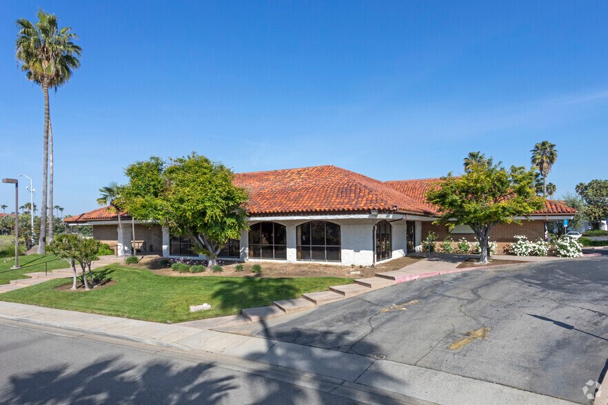 Primary Photo Of 7110 N 1st St, Fresno Bank For Lease