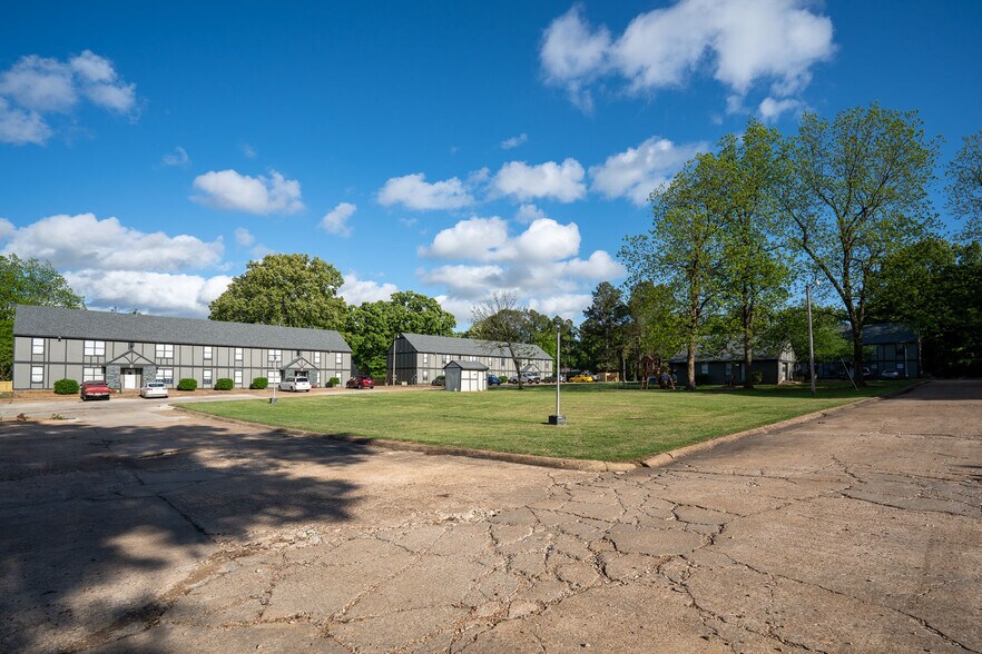 More Photos Of 1906 W Matthews Ave, Jonesboro Apartments For Sale