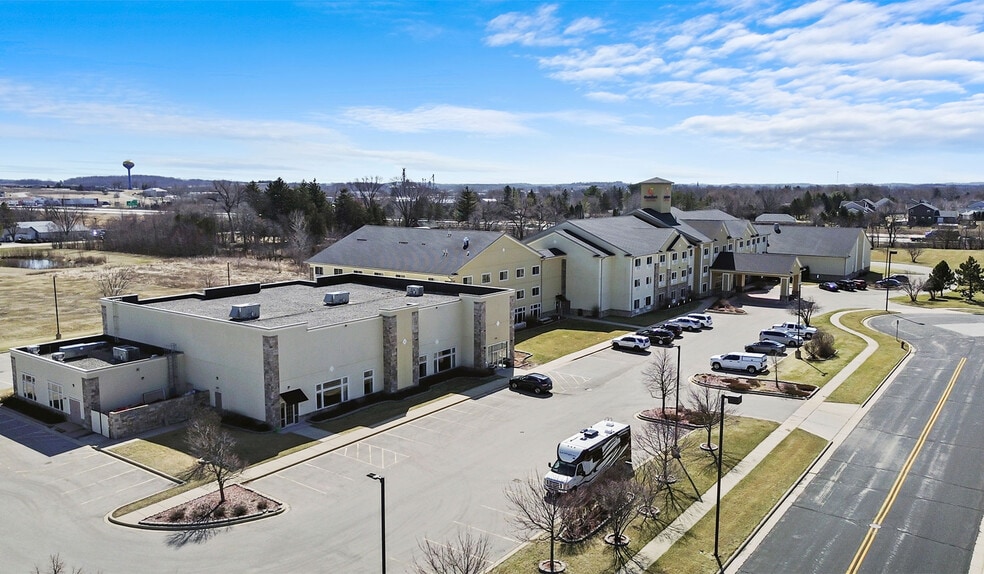 More Photos Of 725 Paradise Ln, Johnson Creek Hotel For Sale