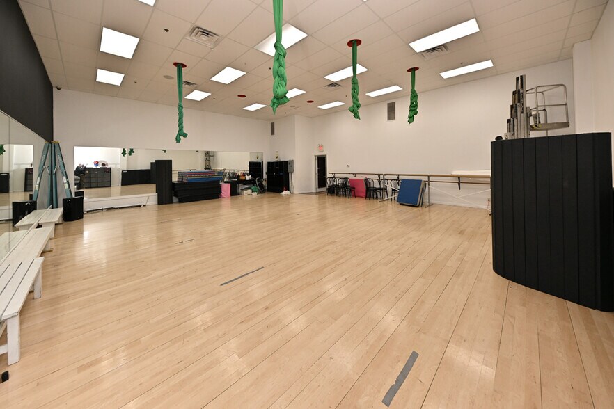 More Photos Of 60 Whitney Rd, Mahwah Warehouse For Lease