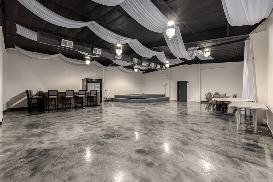 More Photos Of 2533 N 16th St, Phoenix Showroom For Sale