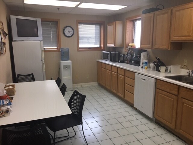 More Photos Of 1013 Tamarac Dr, Carpentersville Warehouse For Lease