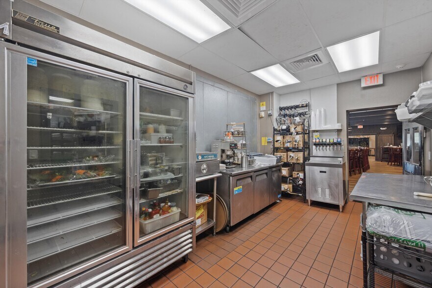 More Photos Of 514 NW Dixie Hwy, Stuart General Retail For Sale