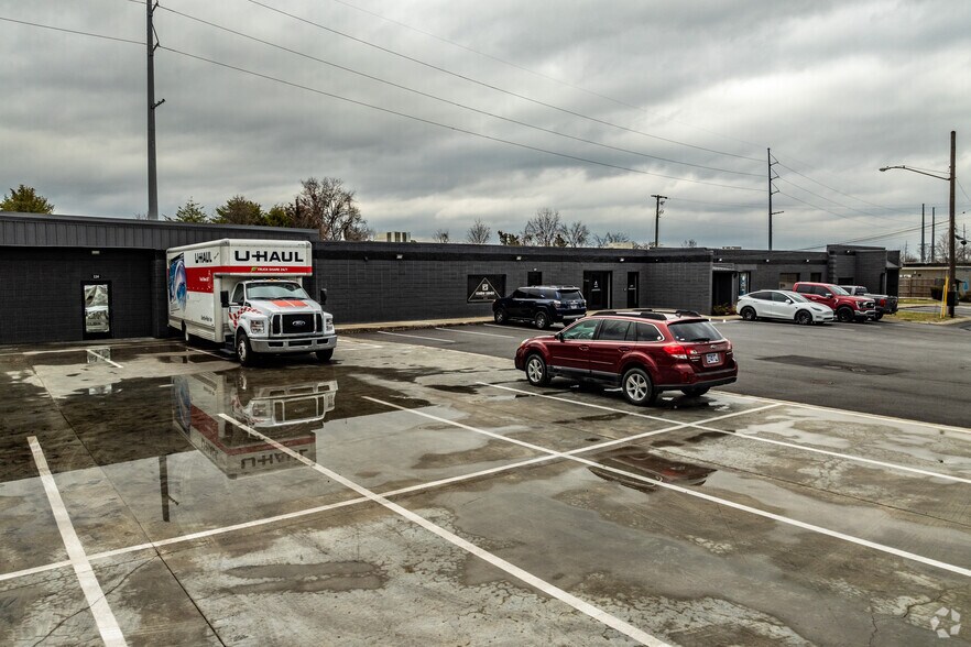 More Photos Of 110-114 Taylor Industrial Blvd, Hendersonville Manufacturing For Lease