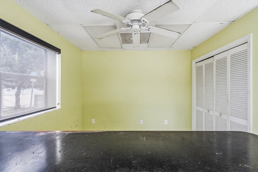 More Photos Of 725 12th St, Vero Beach Auto Repair For Sale