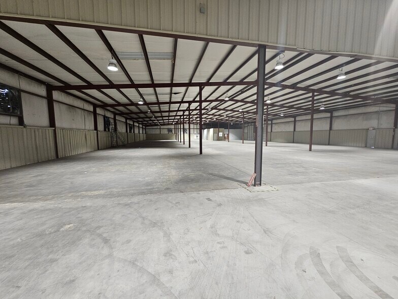 More Photos Of 2719 E Elms Rd, Killeen Warehouse For Lease