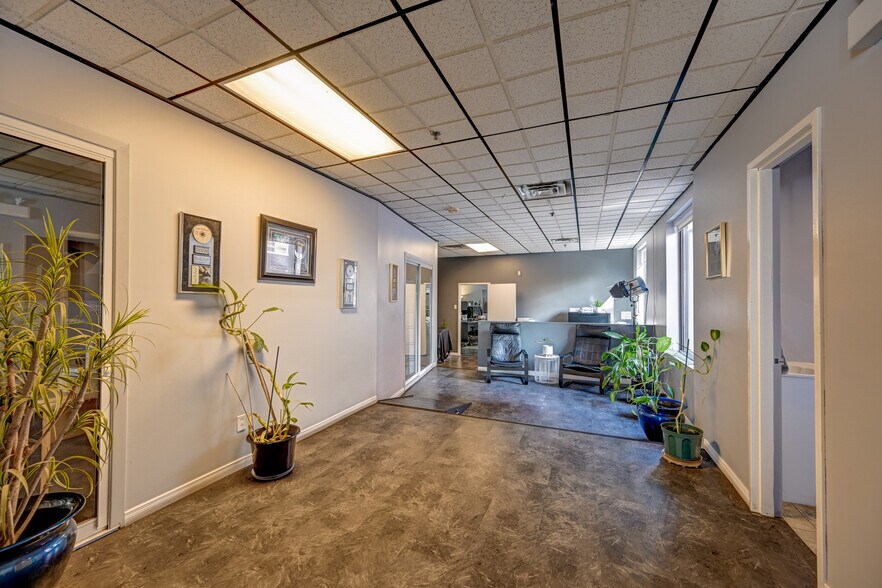 More Photos Of 2251 Av Papineau, Montréal Light Distribution For Lease