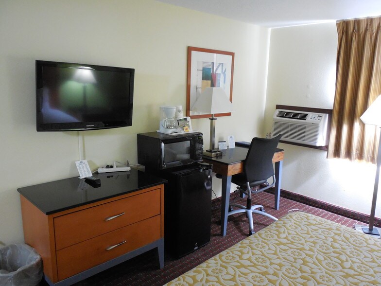 More Photos Of 3040 5th Ave S, Fort Dodge Hotel For Sale