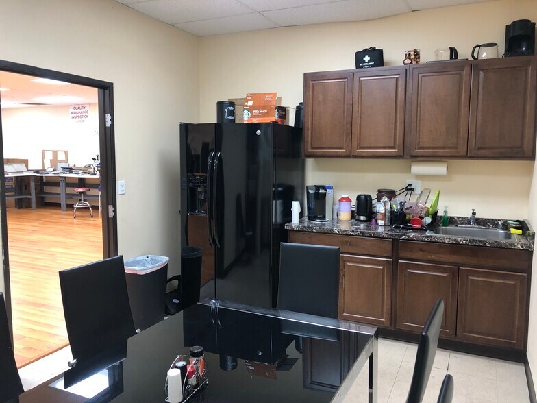 More Photos Of 20640 Bahama St, Chatsworth Service For Lease