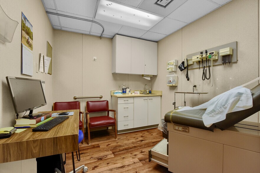 More Photos Of 425 N Highland Ave, Sherman Medical For Sale