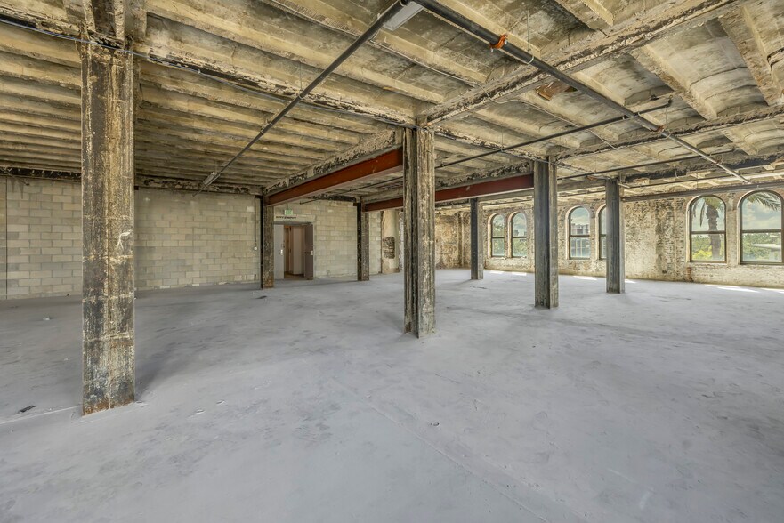 More Photos Of 895 Central Ave, Saint Petersburg Office For Lease