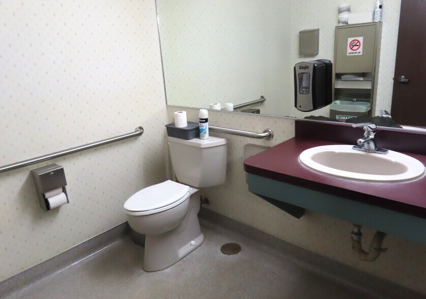 More Photos Of 1910-1920 5th St, Davis Light Manufacturing For Sale