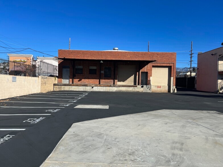 More Photos Of 4440 York Blvd, Los Angeles Manufacturing For Lease