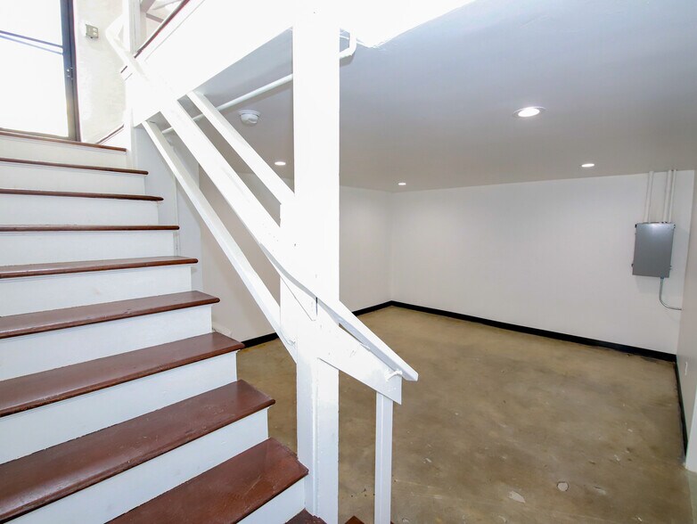 More Photos Of 212 N San Fernando Blvd, Burbank Storefront For Lease