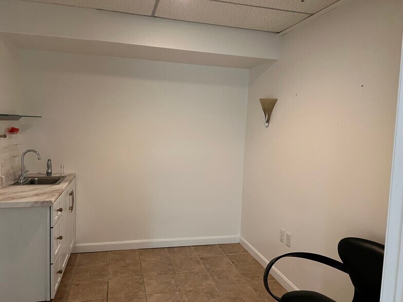 More Photos Of 1777-1793 Massachusetts Ave, Lexington Storefront For Lease