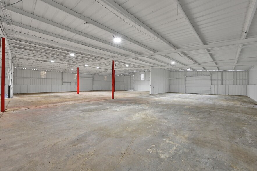 More Photos Of 11737 & 11739 Highway 75, Willis Warehouse For Lease
