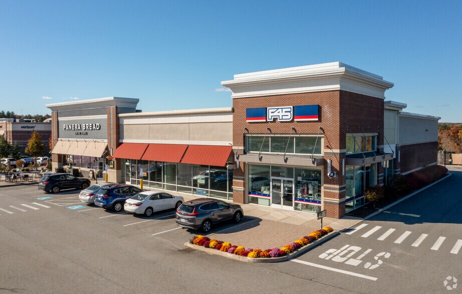 More Photos Of 1 Highland Cmn W, Hudson Unknown For Lease